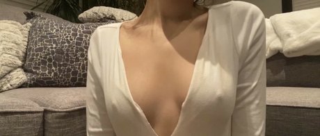 Peachachoo model naked picture