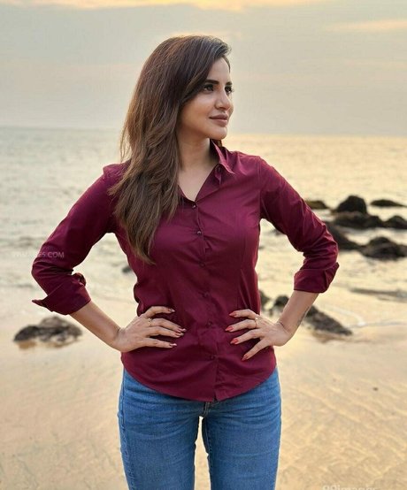 Ashu Reddy perfect star pictures