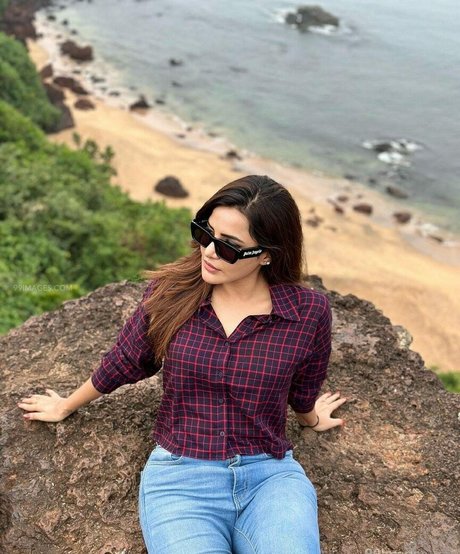 Ashu Reddy star naked images