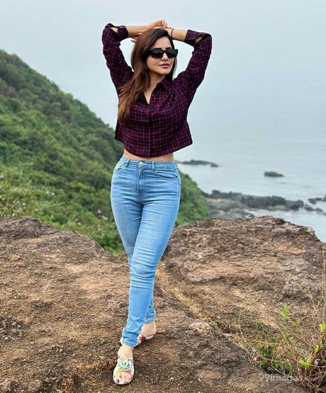 Ashu Reddy sexy actress img