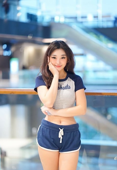 Livy Renata exclusive model pic