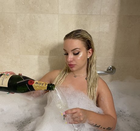 MiaNestiBaka star best picture