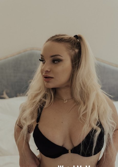 MiaNestiBaka pornstar art archive