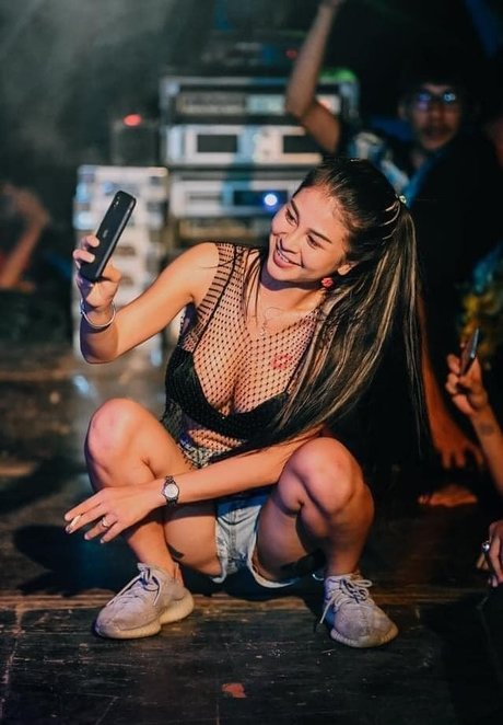 Oil Paphavee Chaimongkol sexy pornstar images