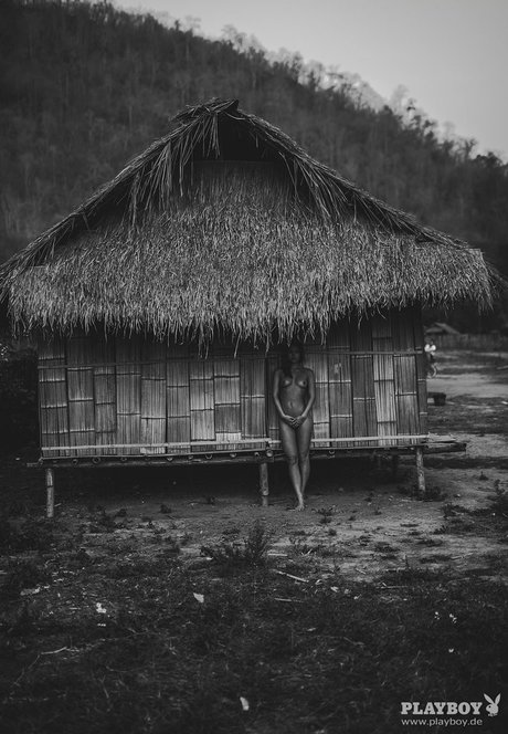 Marisa Papen hot actress img