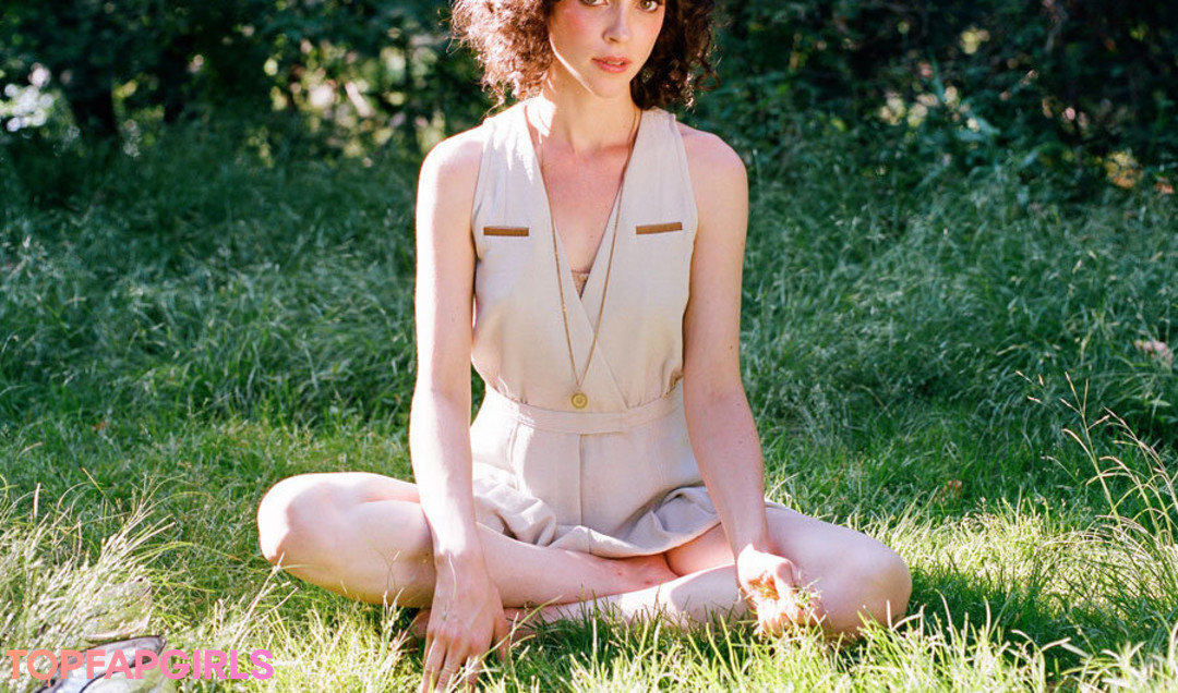 St Vincent pretty model image