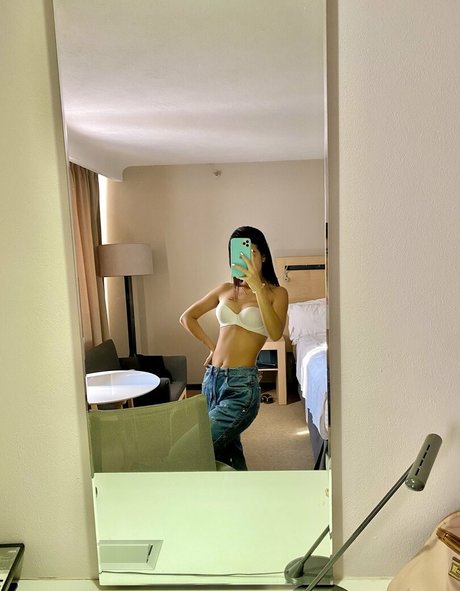 carolcor21 model image