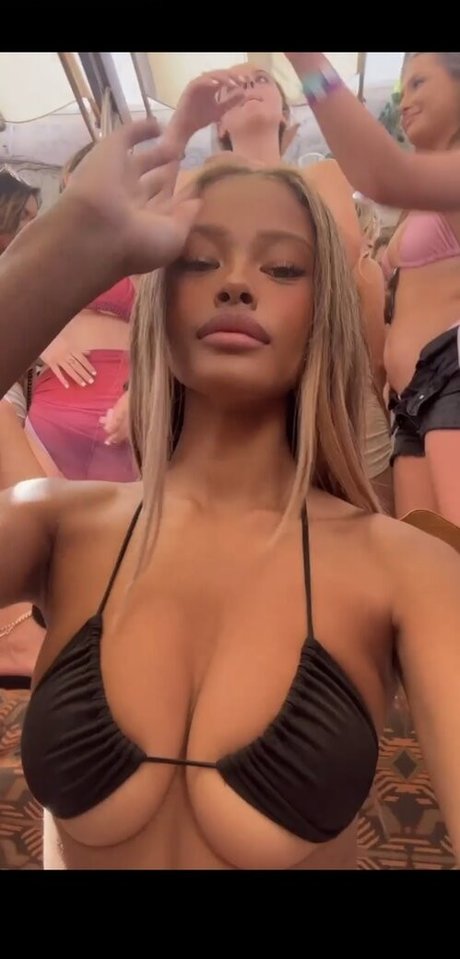 Vinetrria Vinetria model adult image