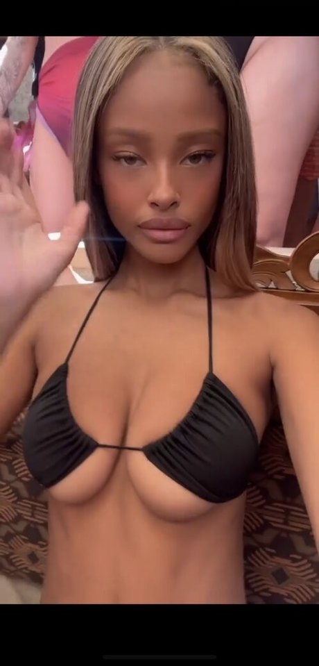 Vinetrria Vinetria naked model pic