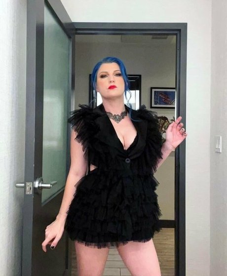 Leva Bates model nice archive