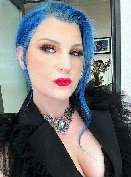 Leva Bates star exclusive pics