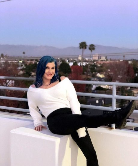 Leva Bates perfect model pic