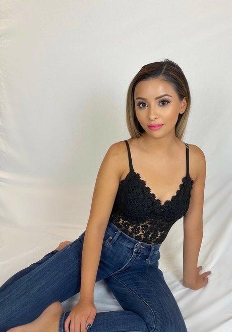 Iris In The Kitchen nudes model images