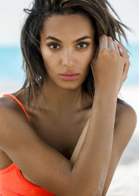 Alexis Gaube sexy actress images