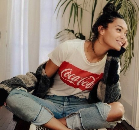 Alexis Gaube hot actress images