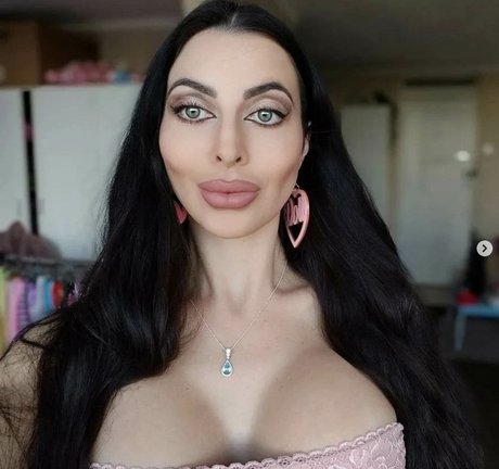 Angelina Bellucci exclusive star pic