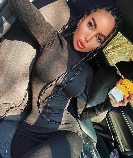 Alena Omovich naked model pics