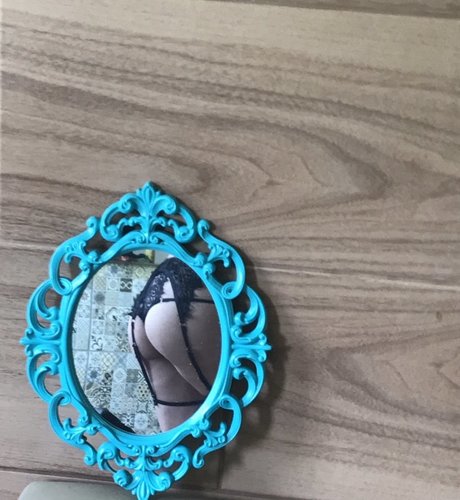 Putaspunk beautiful model image