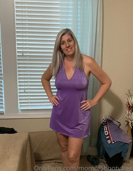 momof5booty model pornographic pic