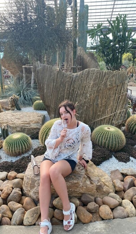 Caroline Moore model top picture