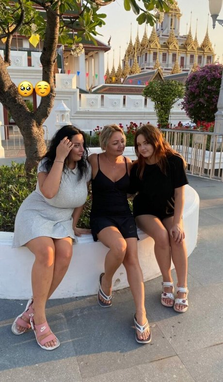 Caroline Moore free star picture