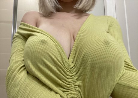 azulaasky free actress images