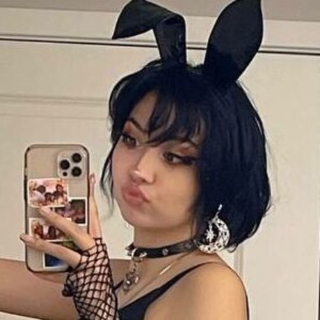 Awkwardlevi naked actress images