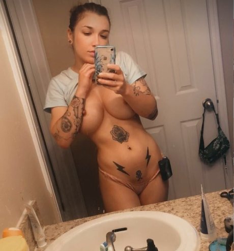 GeordieHolly naked model photos