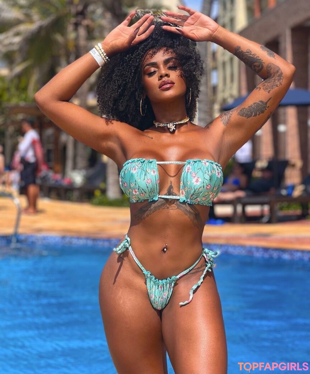 Lais Oliveira model pic