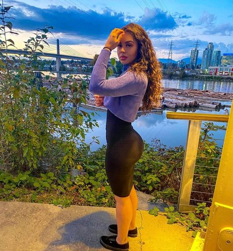 Lilnomib beautiful pornstar image