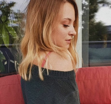 rainbowf0x model high quality pic