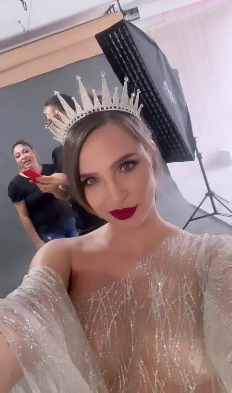 Elizabeth Loaiza star nude picture