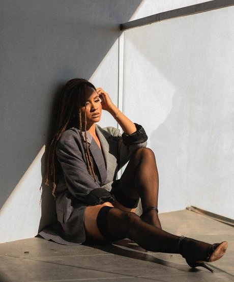 Rhyon Nicole Brown model art photos