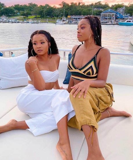 Rhyon Nicole Brown star hot images