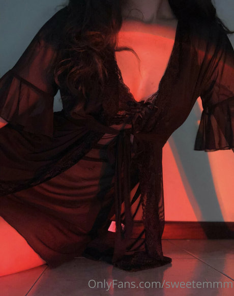 Sweetemmm model erotic image