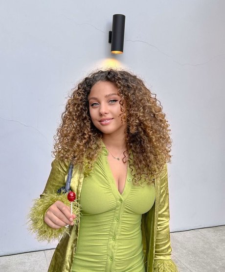 Ceira Mi Lunasa art actress pic