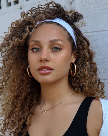 Ceira Mi Lunasa sex pornstar pic