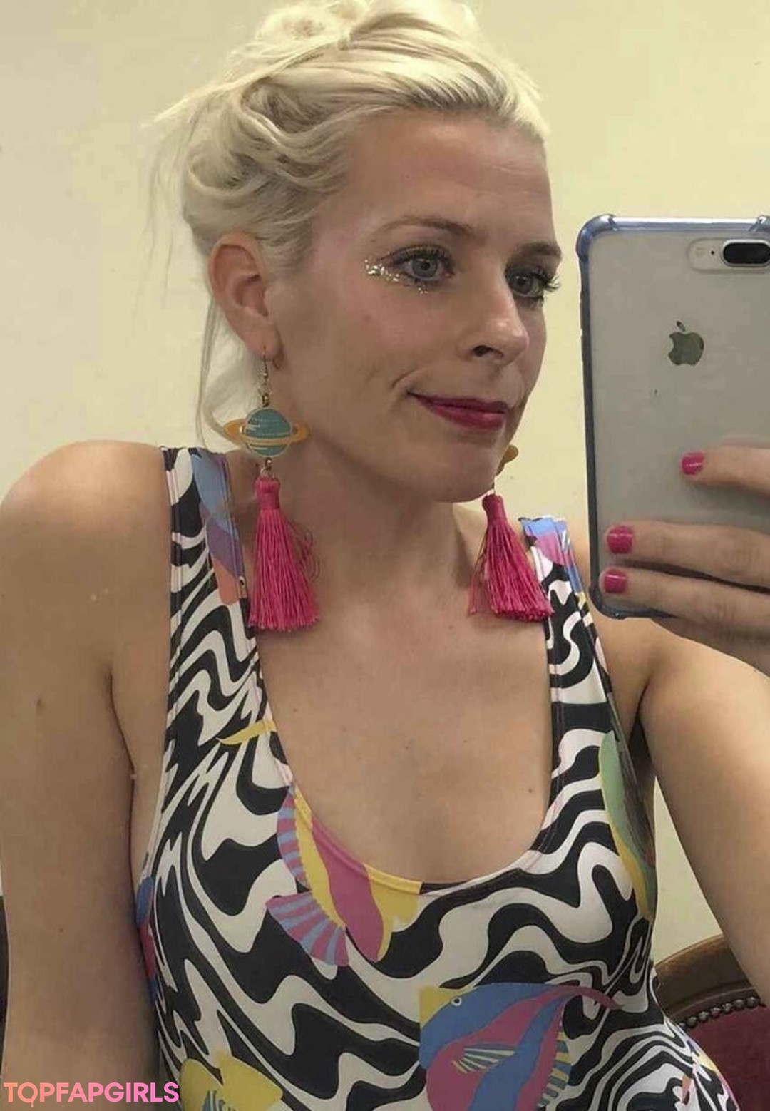 Sara Pascoe pretty star image