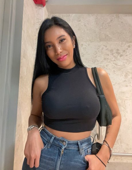 Nikki Lerona beautiful model pictures