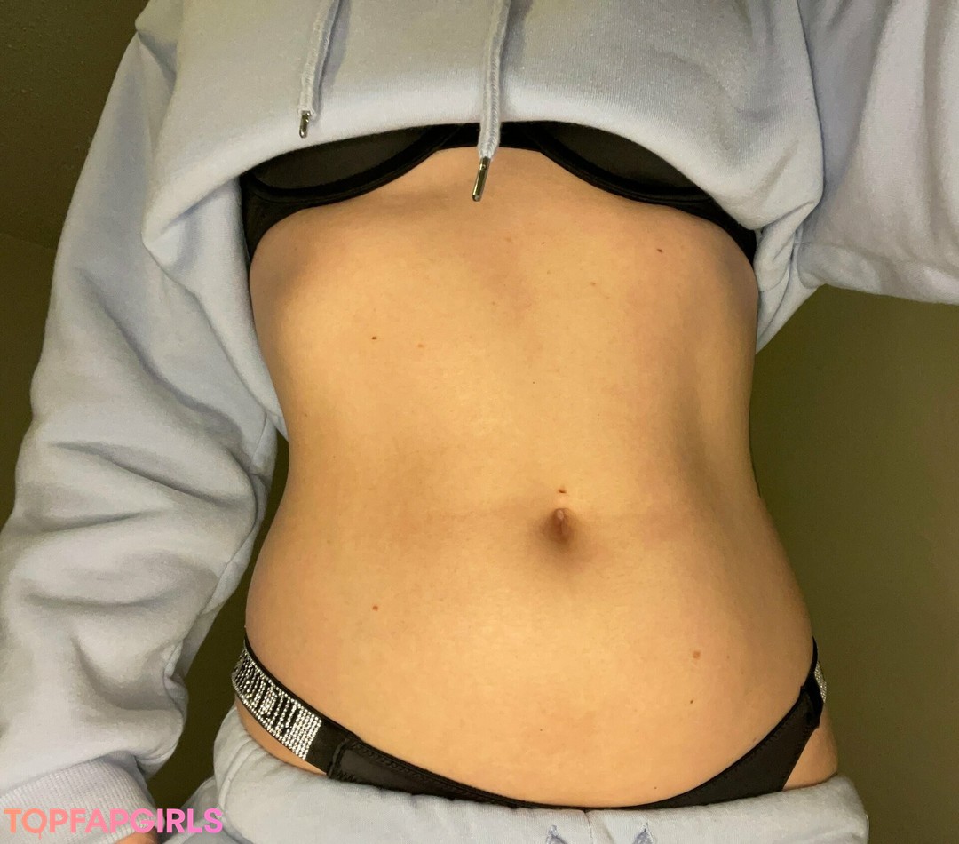 bellymodel2 star img