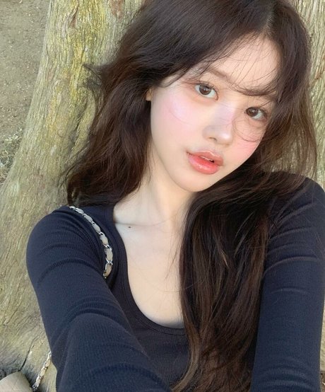 Uzaa pornographic model picture