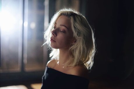 naked milf onlyfans top picture