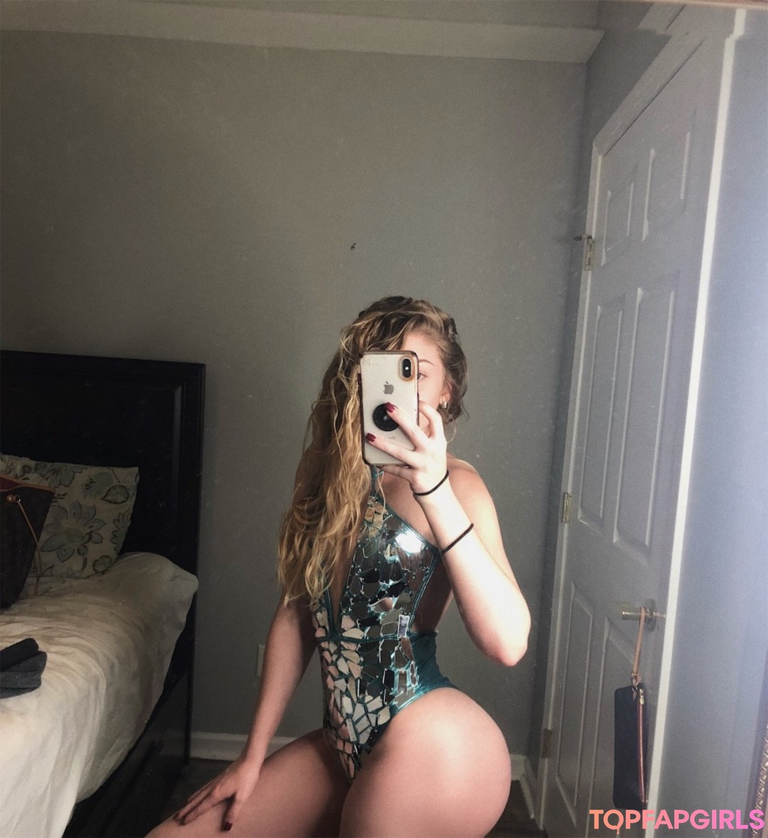 Lindsay Capuano erotic model img