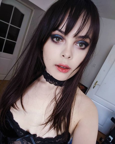 Hailly Senpai erotic actress picture