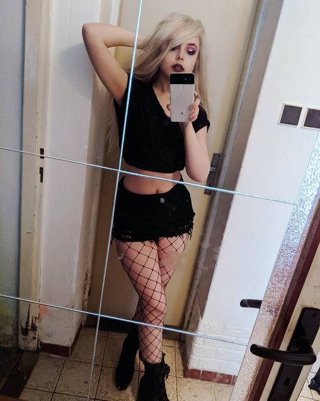 Hailly Senpai model adult pic