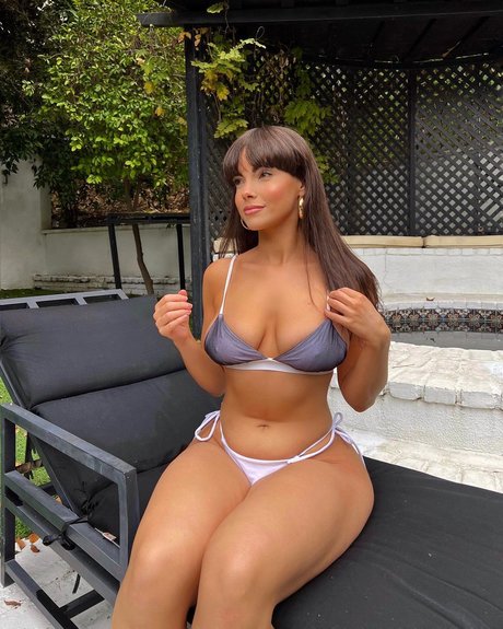 Salarrea hot model image