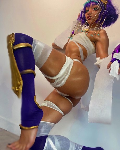 Ladokei Crystal erotic model photo