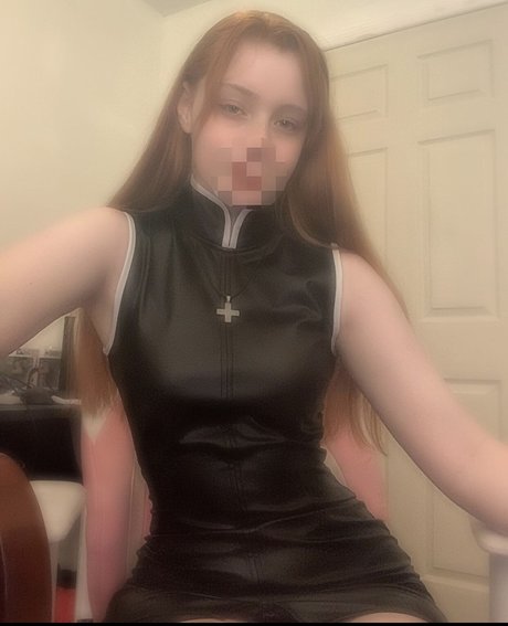 Initialelon hot actress img