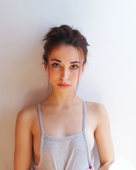 Lucrelisa_ art model image