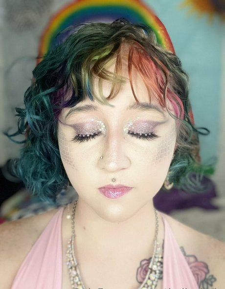 Catholic virgin model hot img